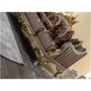 Τριθέσιο καναπές, με τεσσάρων ειδών ταπετσαρίες και ξύλινο σκελετό, σε χρώμα ασημί, με χρυσαφένιες διακοσμήσεις. Συνοδεύεται από έξη διακοσμητικά μαξιλάρια.