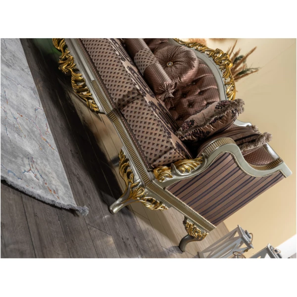 Τριθέσιο καναπές, με τεσσάρων ειδών ταπετσαρίες και ξύλινο σκελετό, σε χρώμα ασημί, με χρυσαφένιες διακοσμήσεις. Συνοδεύεται από έξη διακοσμητικά μαξιλάρια.