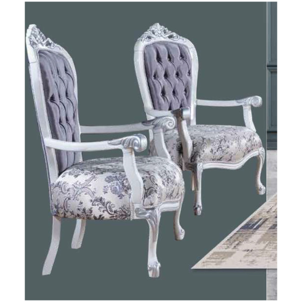 Πολυθρόνα ξύλινη, με καπιτονέ πλάτη και αφράτο μαξιλάρι καθίσματος, επενδεδυμένο με φλοράλ ταπετσαρία, σε λευκό και ασημένιο χρώμα.