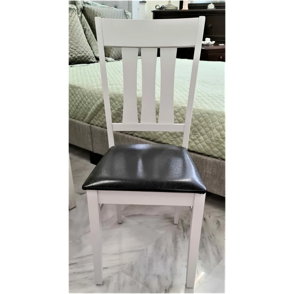 Καρέκλα τραπεζαρίας, ρουστίκ. Έχει πλάτη με τρεις κάθετες σανίδες, κάθισμα από τεχνόδερμα και λευκό χρώμα.