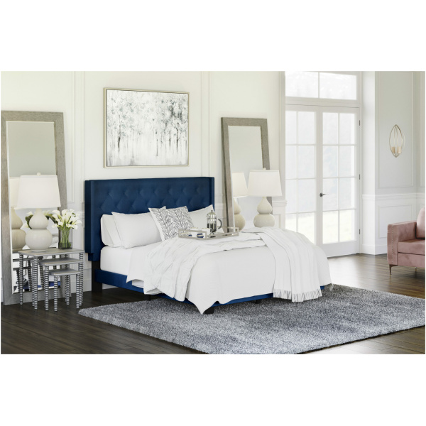 Κρεβάτι Queen-size, της σειράς Vintasso, από την Ashley. Πολύ μοντέρνα εμφάνιση σε ωραίο και εντυπωσιακό μπλε χρώμα, με πολύ προσιτή τιμή.