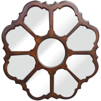 Επιτοίχιος στρογγυλός ξύλινος καθρέπτης, με λεπτό ξύλινο πλαίσιο. Έχει κυκλικά κάποια σχέδια, που θυμίζουν το σχήμα του τροχού.
