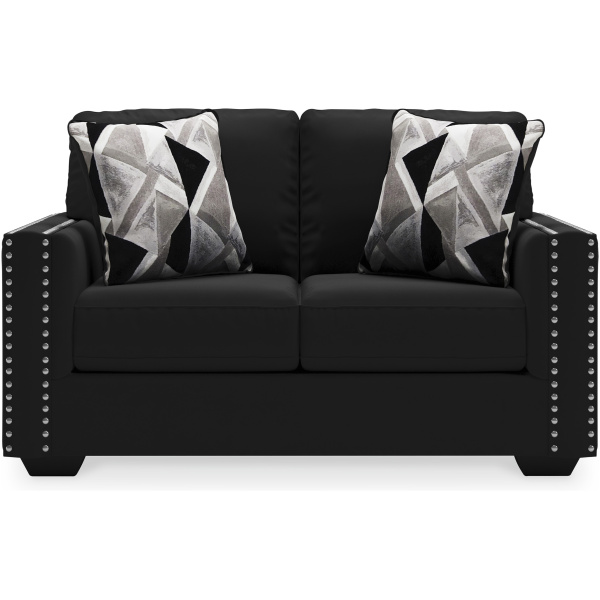 Διθέσιος καναπές Gleston, της Ashley. Έχει βελούδινη ταπετσαρία με χαμηλό πέλος, σε χρώμα μαύρου όνυχα και διακοσμητικούς καμπαράδες στα ερεισίχειρα.