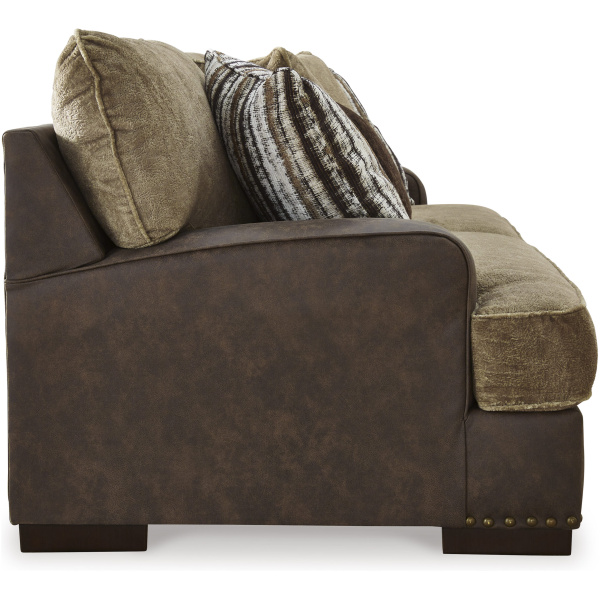 Τριθέσιος καναπές Ashley Enderlin, με δύο χρωματικούς τόνους. Έχει πέντε διακοσμητικά μαξιλάρια, διακοσμητικούς καμπαράδες και ορθογώνια πόδια.