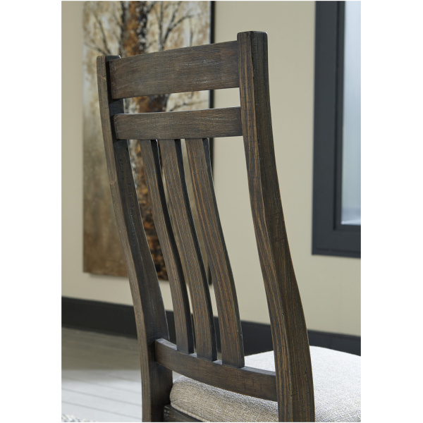 Η καρέκλα τραπεζαρίας Wyndahl, έχει ξύλινη πλάτη και μαξιλαρωτό κάθισμα, επενδεδυμένο με μπεζ ταπετσαρια. Έχει φινίρισμα πεύκου. τεχνητά πεπαλαιωμένο.