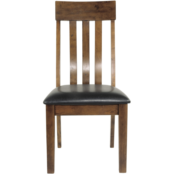 Καρέκλα τραπεζαρίας Ralene της Ashley, με ξύλινη καγκελωτή πλάτη και κάθισμα από υψηλής ποιότητας τεχνόδερμα, που κάνει εύκολο το καθάρισμά της.
