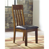 Καρέκλα τραπεζαρίας Ralene της Ashley, με ξύλινη καγκελωτή πλάτη και κάθισμα από υψηλής ποιότητας τεχνόδερμα, που κάνει εύκολο το καθάρισμά της.