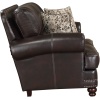 Ο διθέσιος καναπές Milford, της Home Elegance, είναι σε καφέ σκούρο χρώμα και έχει σαν διακόσμηση τα εμφανή γαζιά και τους γυαλιστερούς καμπαράδες.