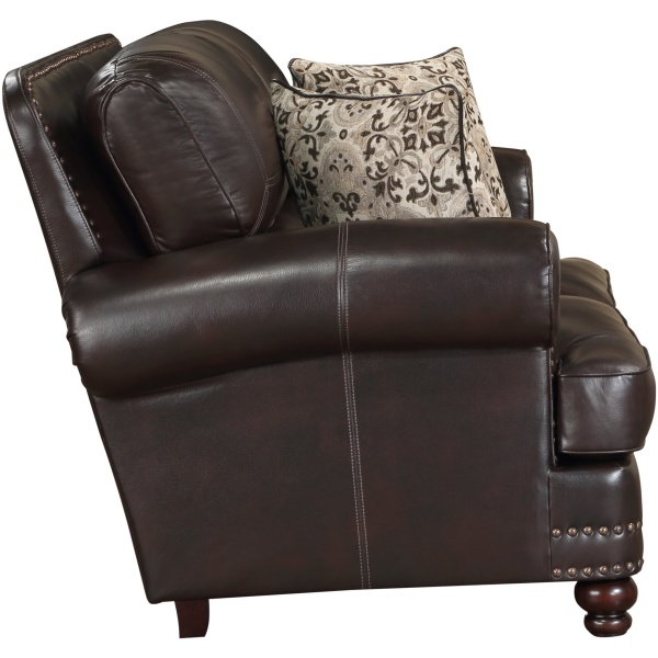 Ο διθέσιος καναπές Milford, της Home Elegance, είναι σε καφέ σκούρο χρώμα και έχει σαν διακόσμηση τα εμφανή γαζιά και τους γυαλιστερούς καμπαράδες.