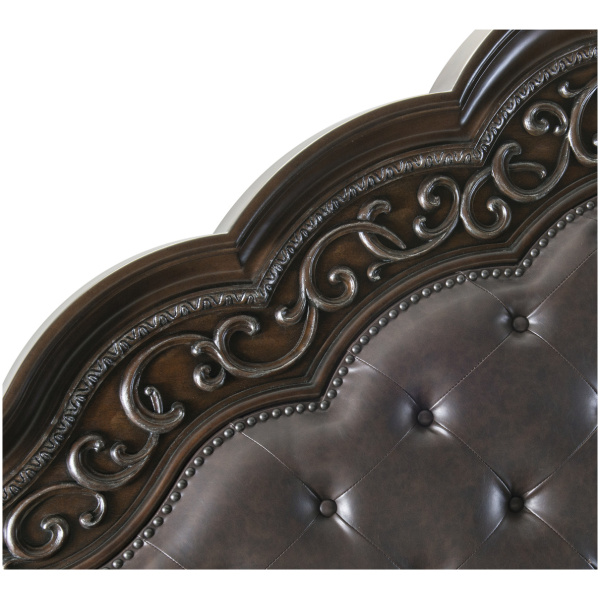 Κρεβάτι της σειράς Beddington της Home Elegance, με κεφαλάρι επενδεδυμένο με υψηλής ποιότητας τεχνόδερμα, που στολίζεται με διακοσμητικά κουμπιά.