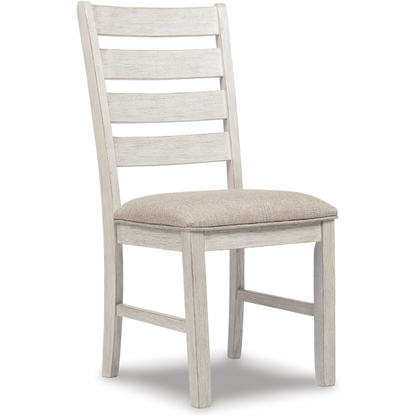 Καρέκλα τραπεζαρίας Skempton, της Ashley, με λευκόγκριζο φινίρισμα, μαξιλαρωτό κάθισμα και λιτό ρουστίκ σχέδιο με κλιμακωτή, ξύλινη πλάτη.