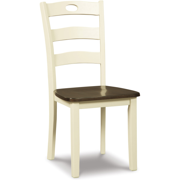 Καρέκλα τραπεζαρίας Woodanville, της Ashley, με λευκό φινίρισμα, κάθισμα σε χρώμα καφέ σκούρο και καμπυλωτές σανίδες πλάτης.