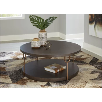 Στρογγυλό τραπέζι σαλονιού Brazburn της Ashley, με επιφάνεια από καπλαμά ξύλου σε σκούρο καφέ φινίρισμα εσπρέσο και μεταλλικά σωληνωτά πόδια.