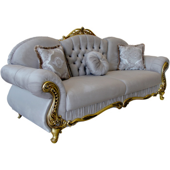 Καναπές τριθέσιος με ξύλινο, χρυσό σκελετό και ανοιχτή γκρι ταπετσαρία. Είναι σε στυλ Louis XV και μπορεί να σταθεί παντού με αξιοπρέπεια.